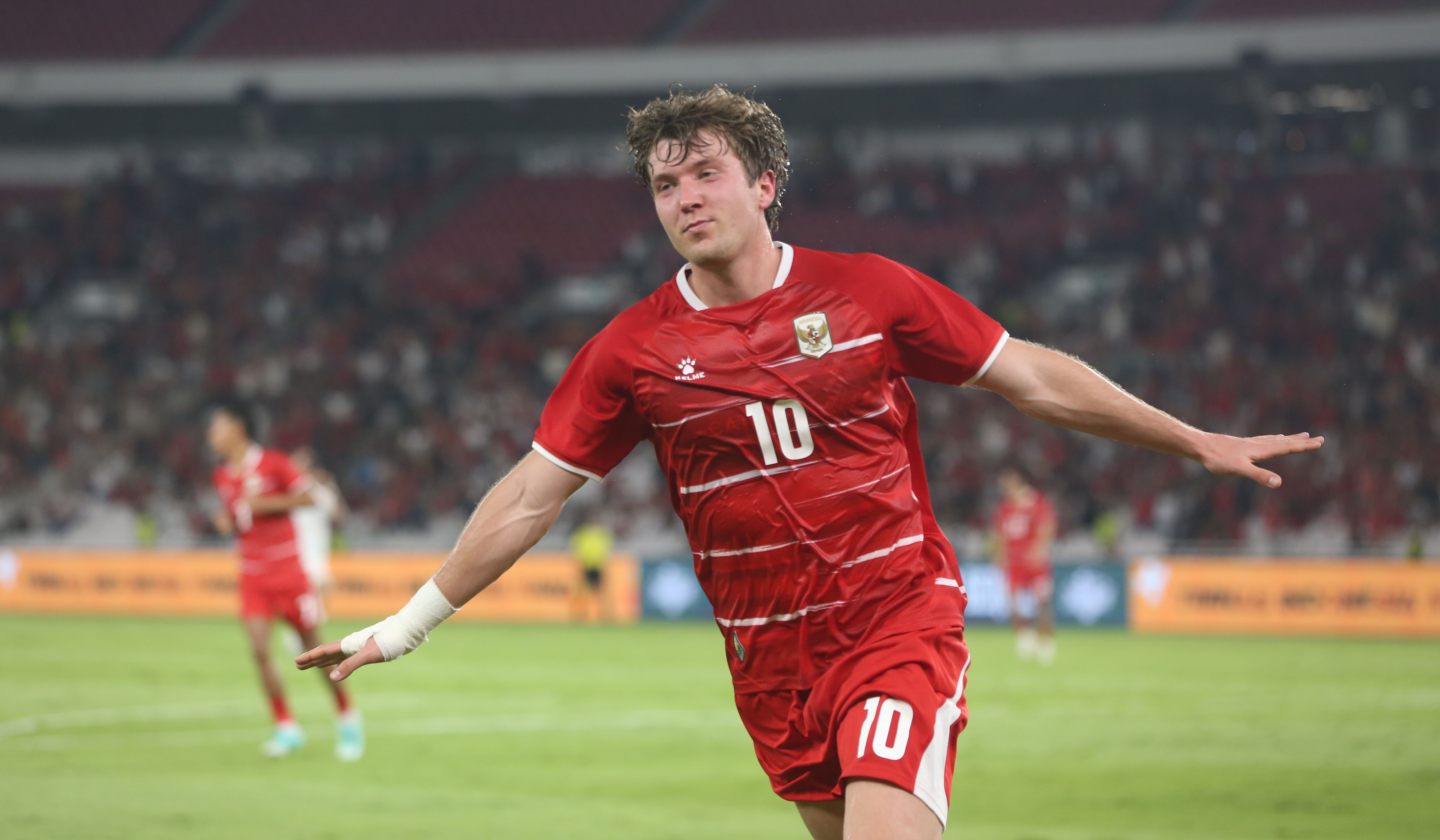Pemain Timnas Indonesia, Ole Romeny, melakukan selebrasi usai mencetak gol. (Agus Priatna/SinPo.id)