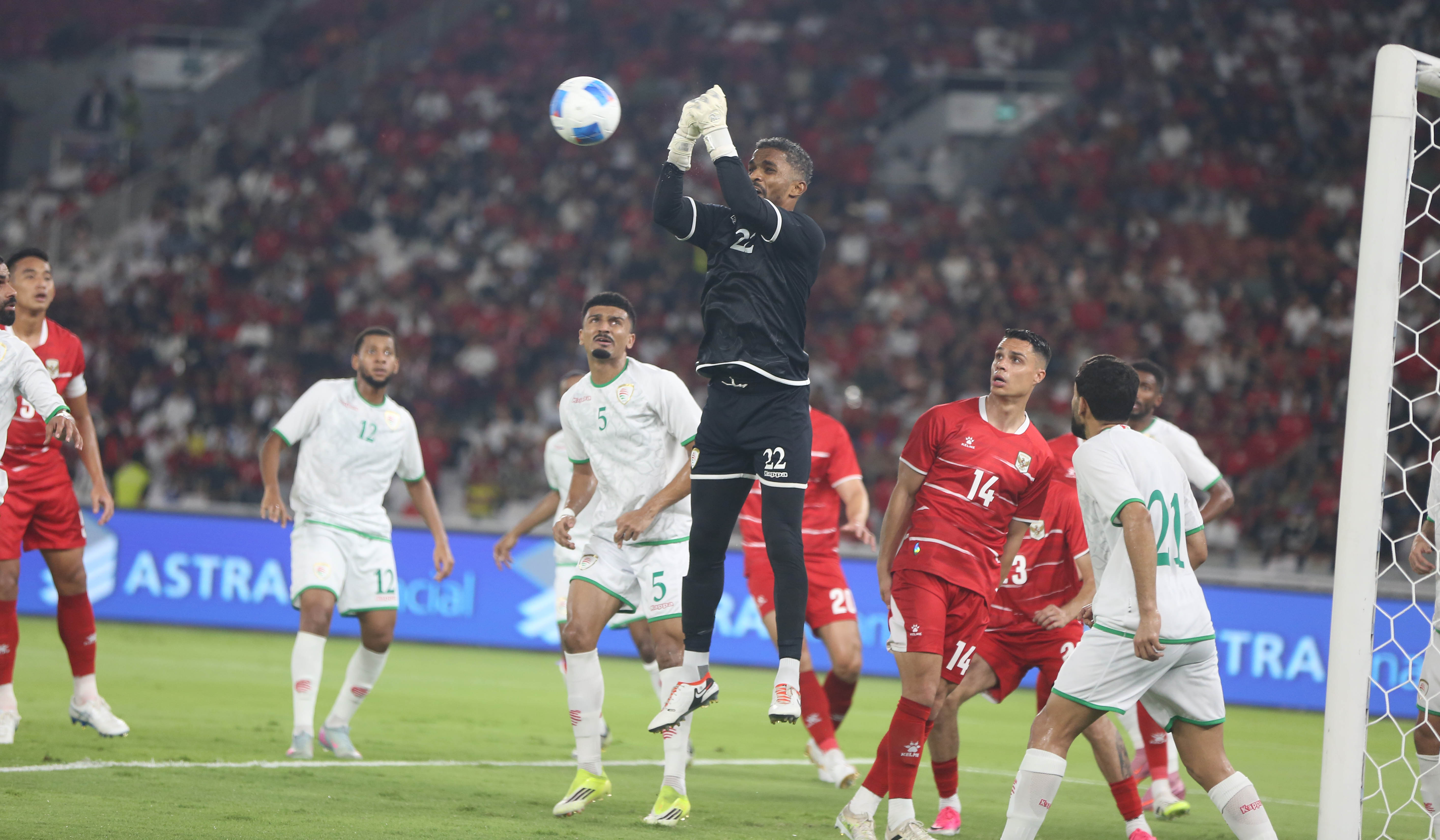 Pemain Timnas Indonesia, Ole Romeny, melakukan selebrasi usai mencetak gol. (Agus Priatna/SinPo.id)