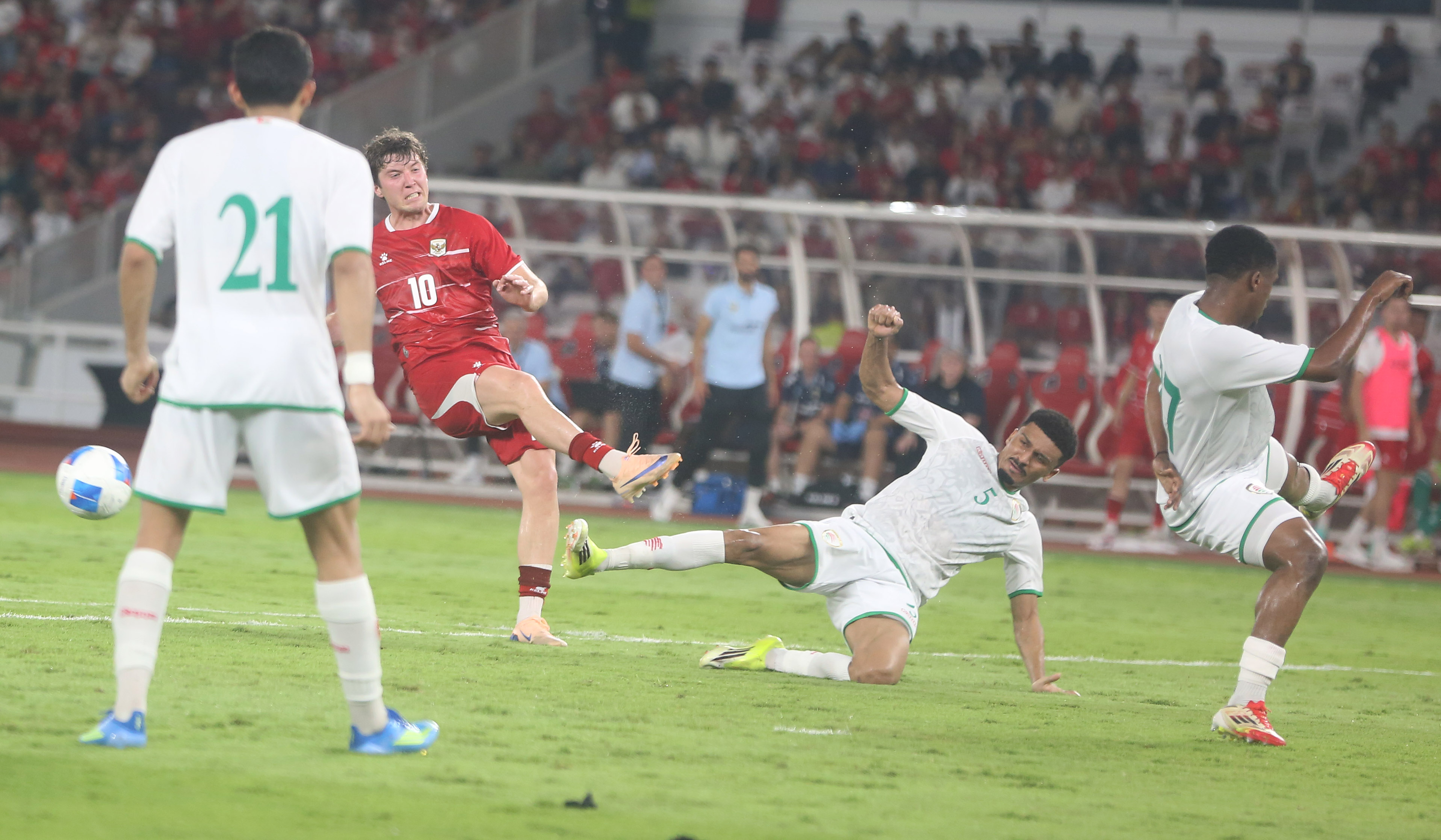 Pemain Timnas Indonesia, Ole Romeny, melakukan selebrasi usai mencetak gol. (Agus Priatna/SinPo.id)