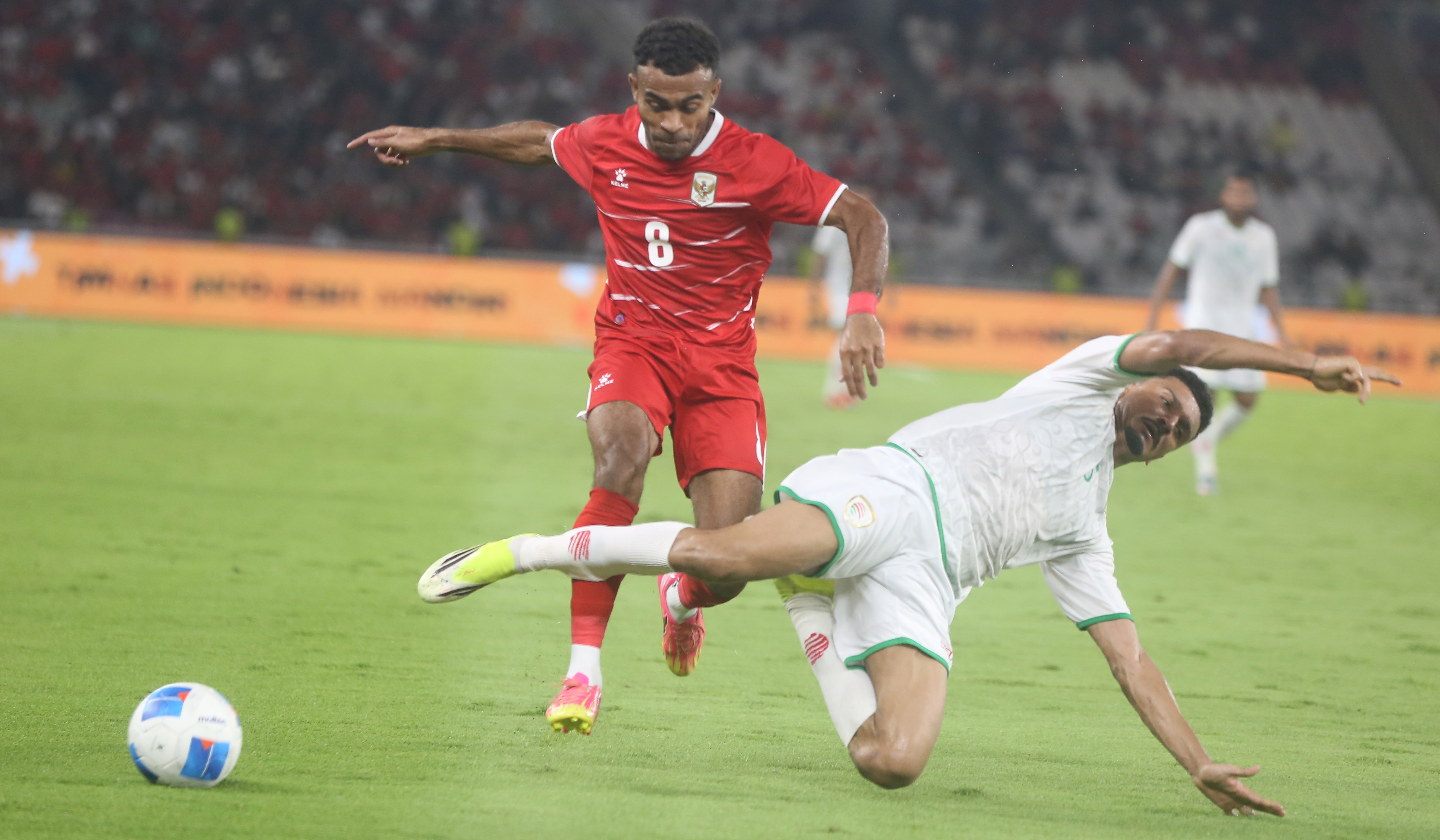 Pemain Timnas Indonesia, Ole Romeny, melakukan selebrasi usai mencetak gol. (Agus Priatna/SinPo.id)