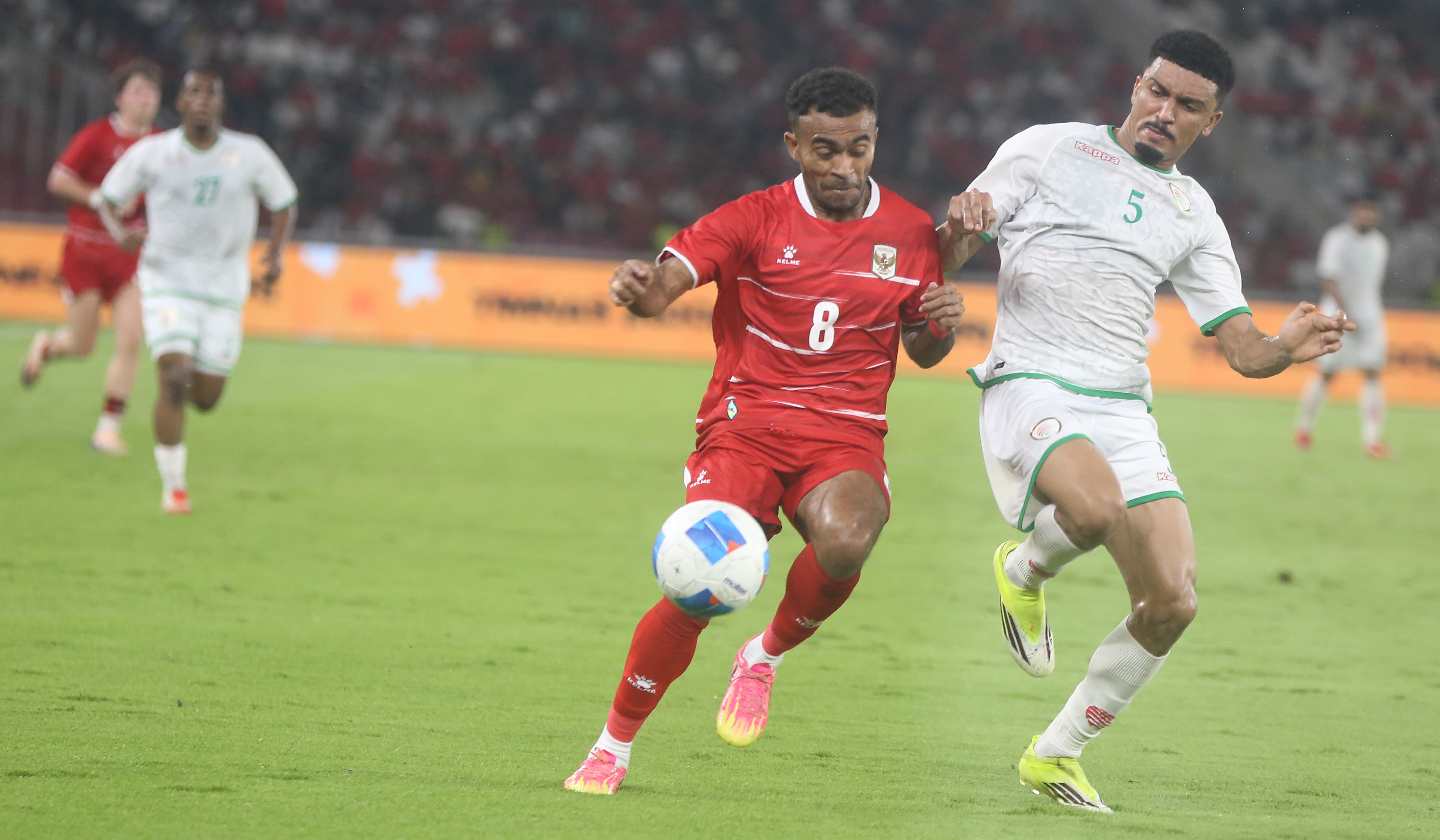 Pemain Timnas Indonesia, Ole Romeny, melakukan selebrasi usai mencetak gol. (Agus Priatna/SinPo.id)