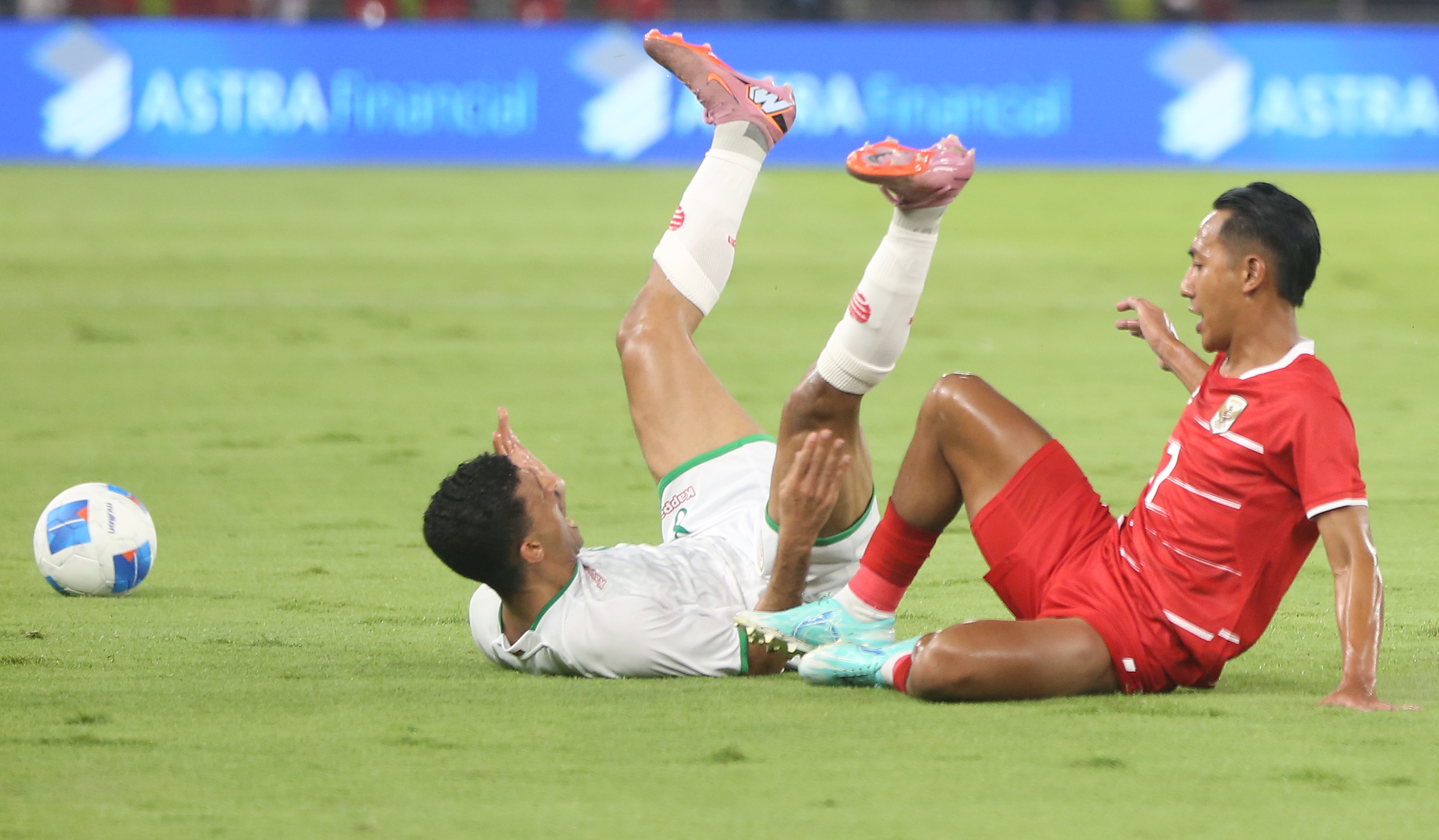 Pemain Timnas Indonesia, Ole Romeny, melakukan selebrasi usai mencetak gol. (Agus Priatna/SinPo.id)