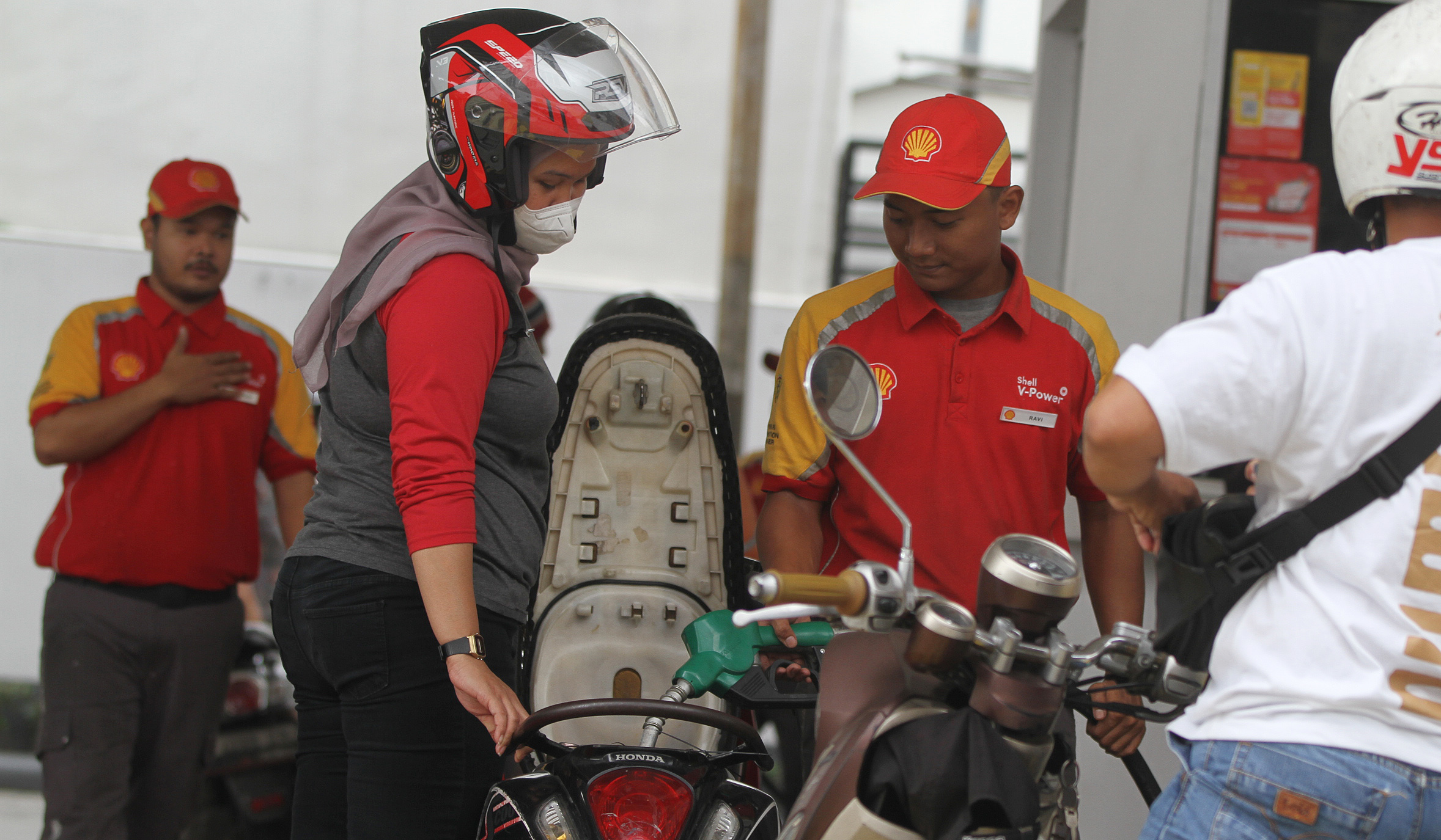 Pengendara melakukan pengisian bbm di SPBU Shell. (Agus Priatna/SinPo.id)