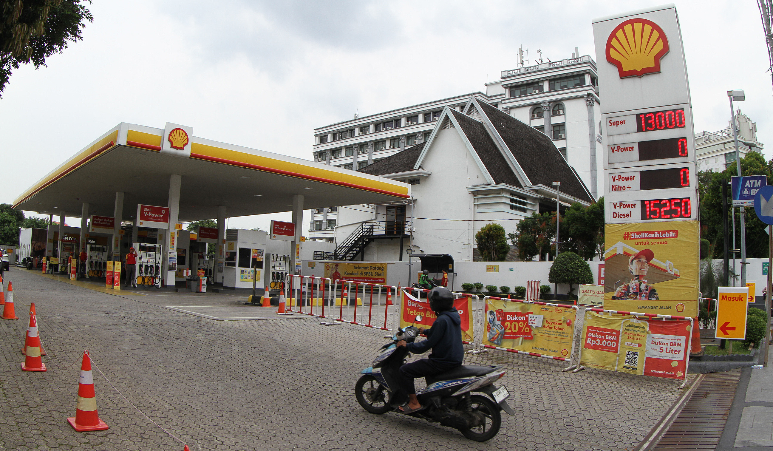 Pengendara melakukan pengisian bbm di SPBU Shell. (Agus Priatna/SinPo.id)
