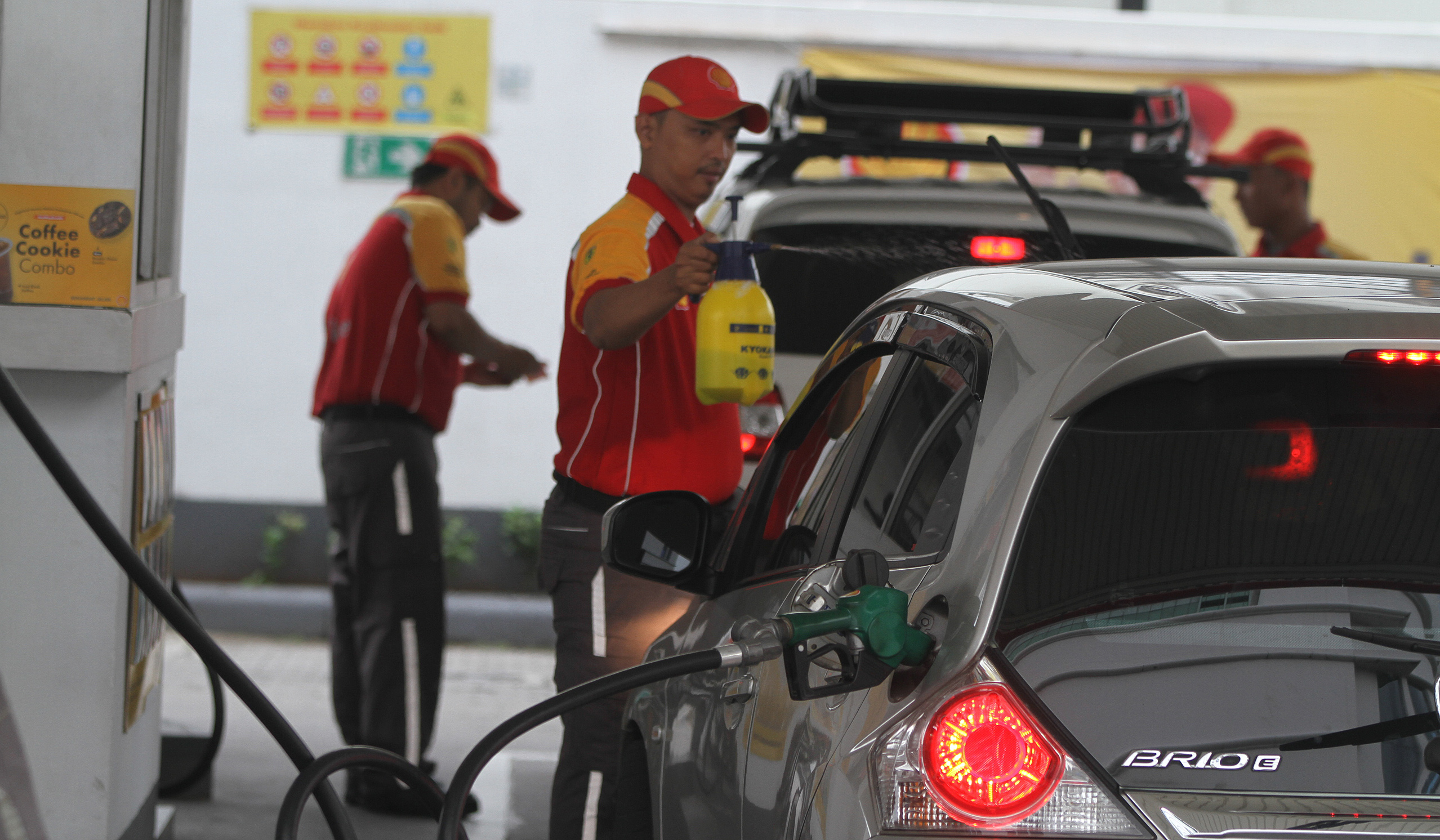 Pengendara melakukan pengisian bbm di SPBU Shell. (Agus Priatna/SinPo.id)