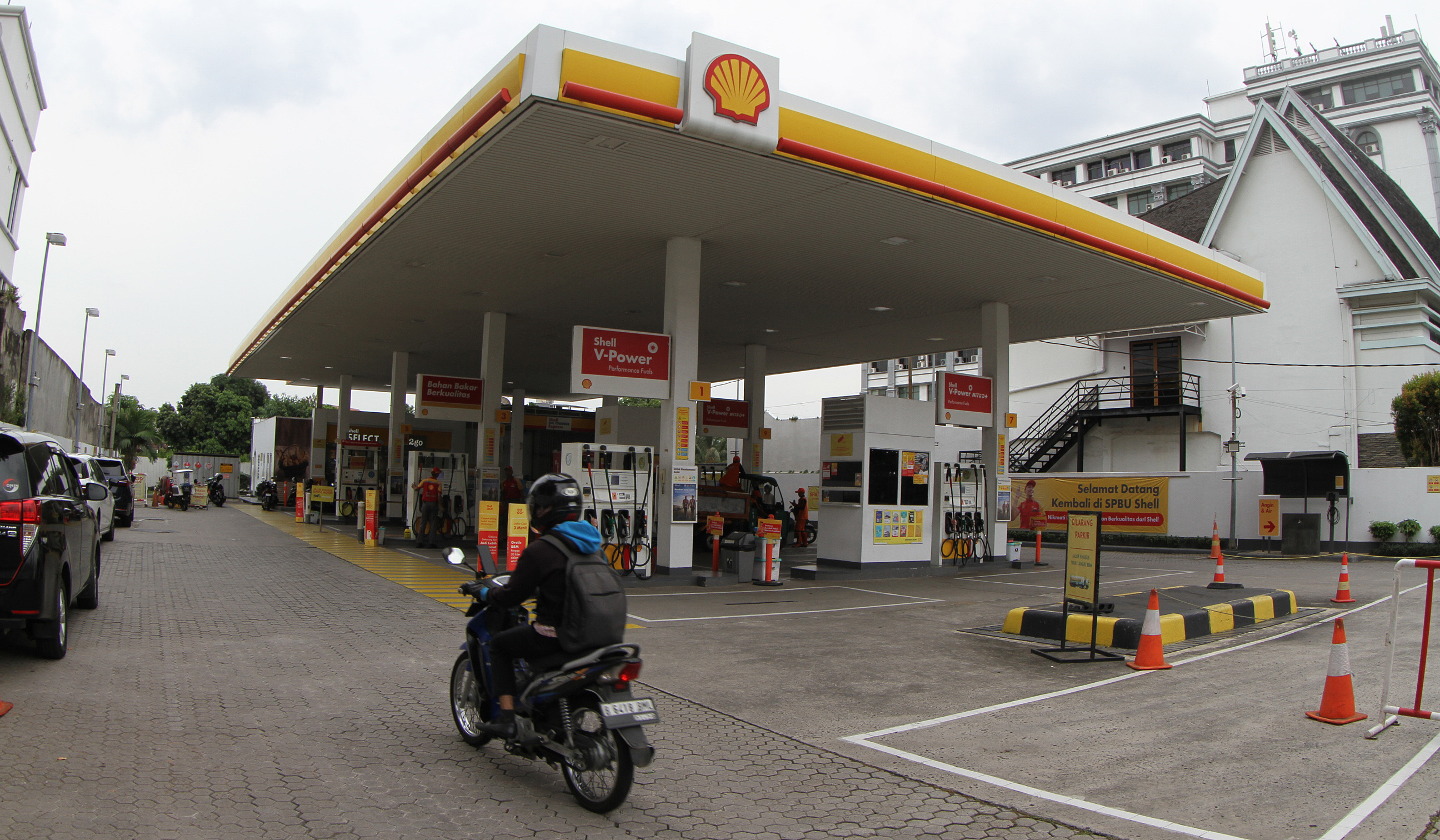 Pengendara melakukan pengisian bbm di SPBU Shell. (Agus Priatna/SinPo.id)