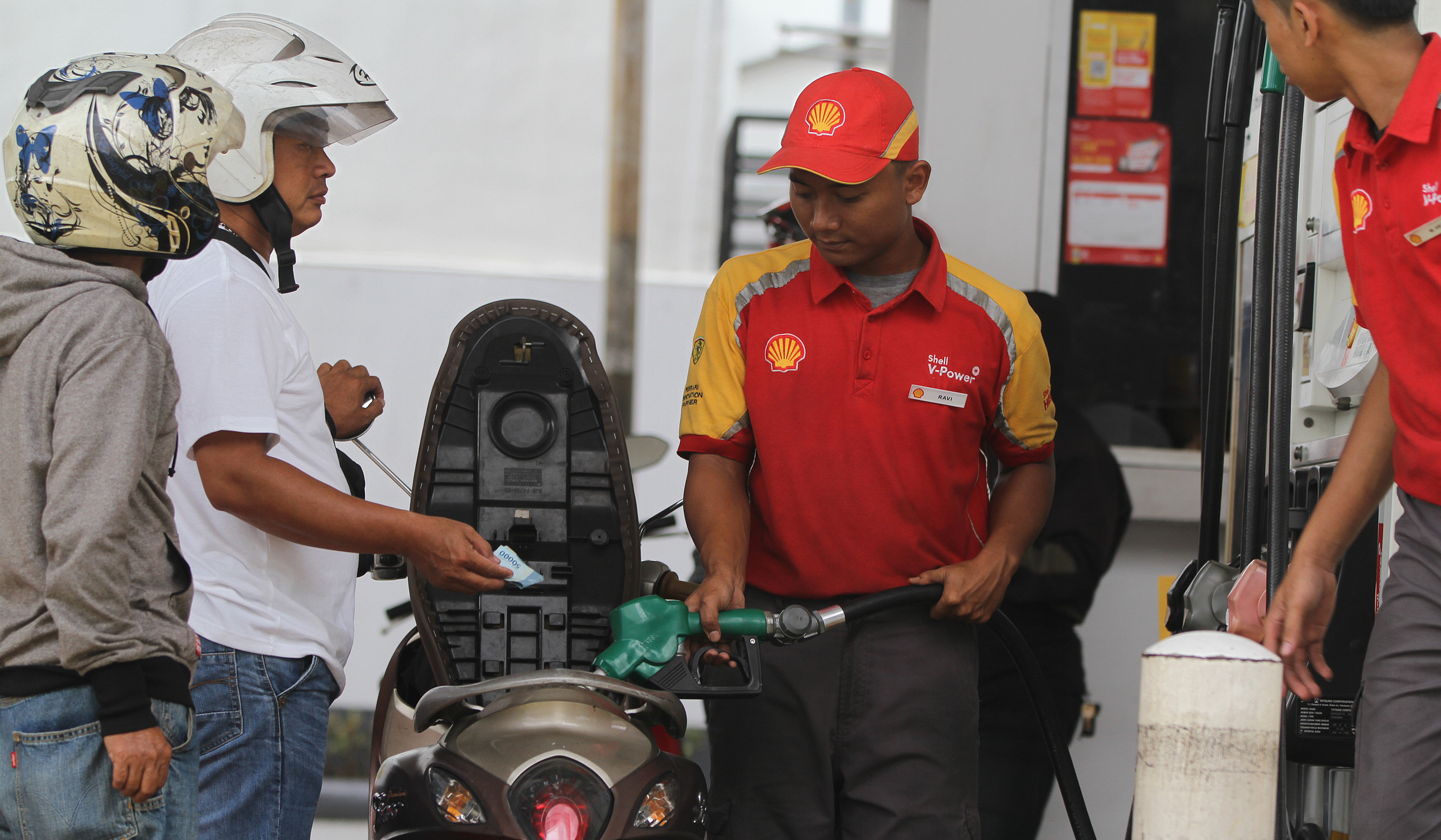 Pengendara melakukan pengisian bbm di SPBU Shell. (Agus Priatna/SinPo.id)