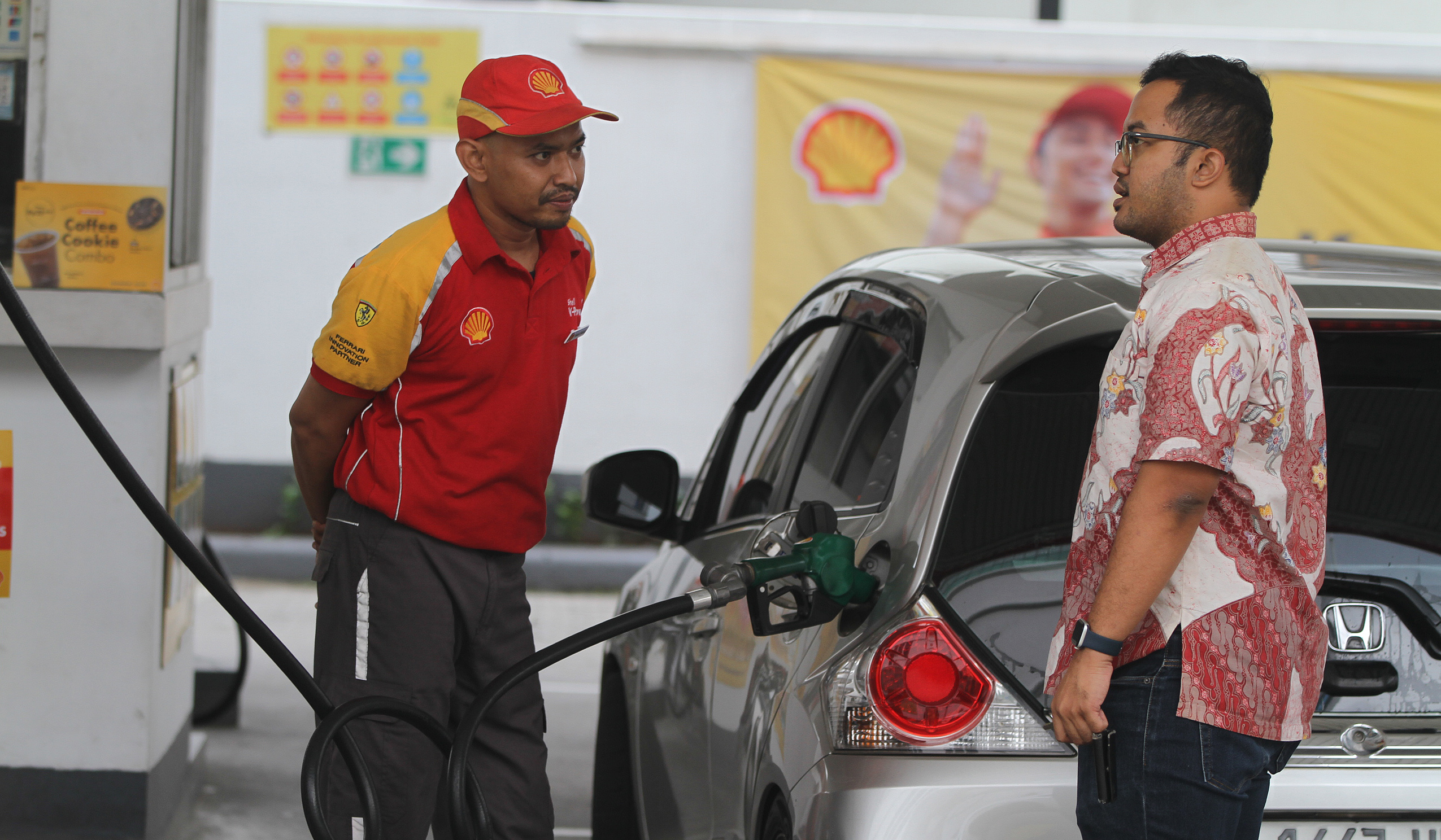 Pengendara melakukan pengisian bbm di SPBU Shell. (Agus Priatna/SinPo.id)