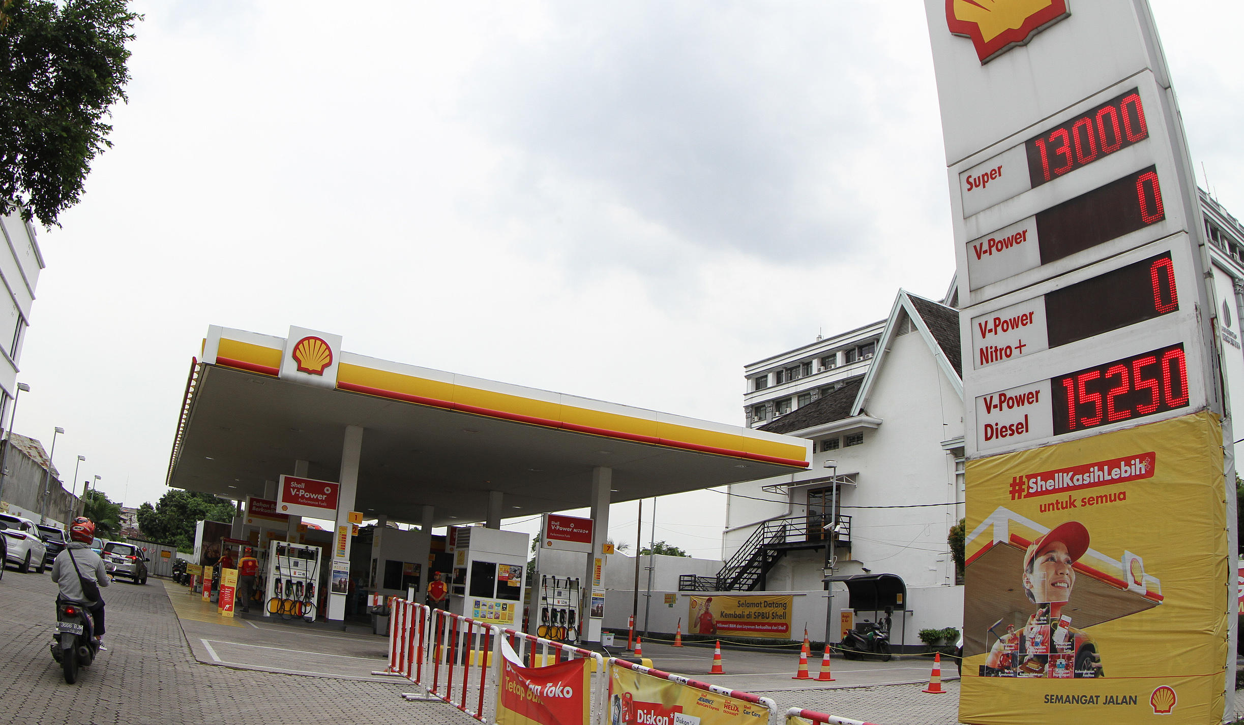 Pengendara melakukan pengisian bbm di SPBU Shell. (Agus Priatna/SinPo.id)