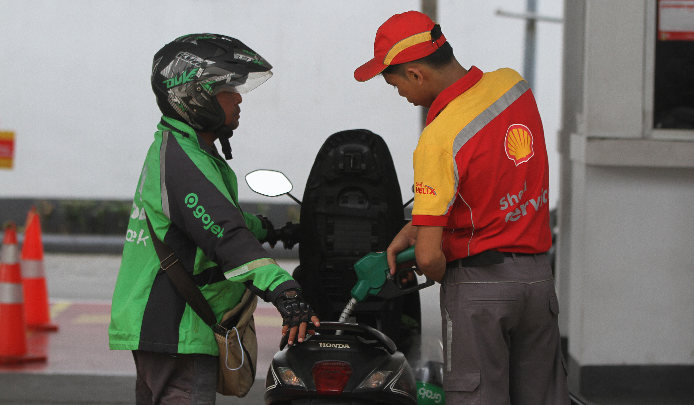 Pengendara melakukan pengisian bbm di SPBU Shell. (Agus Priatna/SinPo.id)