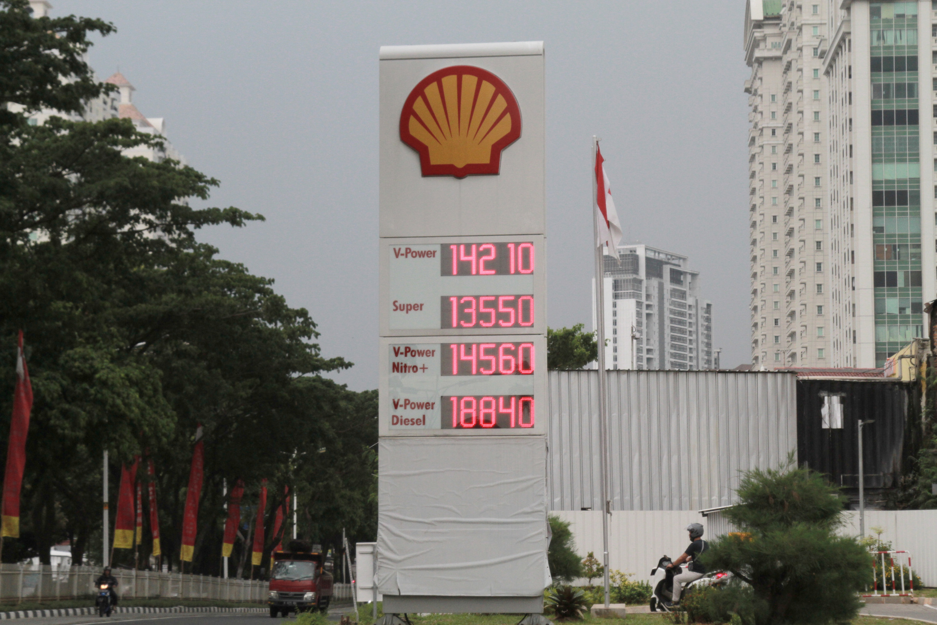SPBU Shell ramai dikunjungi pengendara motor dan mobil setelah harga BBM Shell jenis Super turun menjadi Rp 13.550 per liter jauh lebih murah yang dijual oleh Pertamina BBM jenis Pertamax Rp 13.900 per liter (Ashar/SinPo.id)