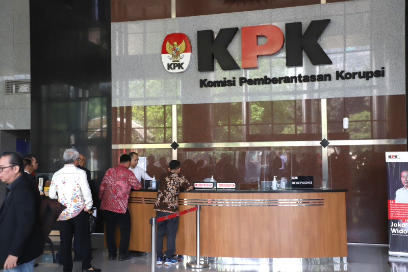 Staf Sekjen PDIP Hasto, Kusnadi penuhi panggilan KPK sebagai saksi terkait kasus Harun Masiku (Ashar/SinPo.id)