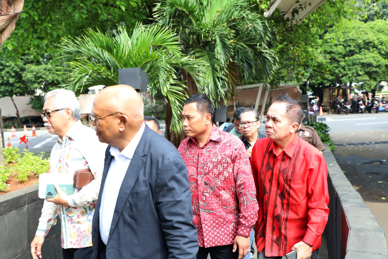 Staf Sekjen PDIP Hasto, Kusnadi penuhi panggilan KPK sebagai saksi terkait kasus Harun Masiku (Ashar/SinPo.id)