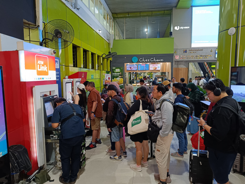 KAI Daop 1 Stasiun Ganbir dan Stasiun Senen dipadati penumpang yang akan melakukan liburan panjang Hari Raya Waisak (Ashar/SinPo.id)