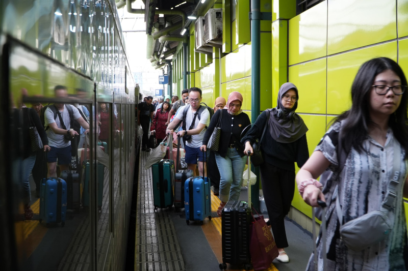 KAI Daop 1 Stasiun Ganbir dan Stasiun Senen dipadati penumpang yang akan melakukan liburan panjang Hari Raya Waisak (Ashar/SinPo.id)