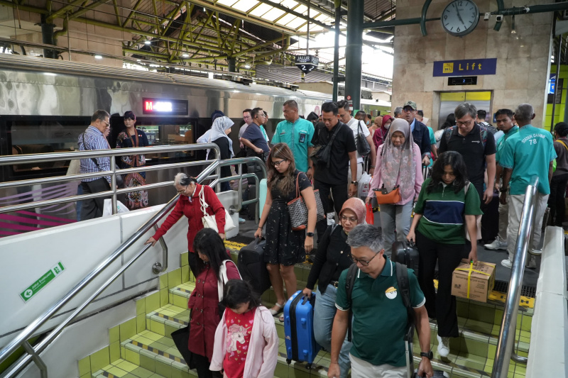 KAI Daop 1 Stasiun Ganbir dan Stasiun Senen dipadati penumpang yang akan melakukan liburan panjang Hari Raya Waisak (Ashar/SinPo.id)