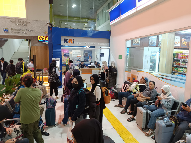 KAI Daop 1 Stasiun Ganbir dan Stasiun Senen dipadati penumpang yang akan melakukan liburan panjang Hari Raya Waisak (Ashar/SinPo.id)
