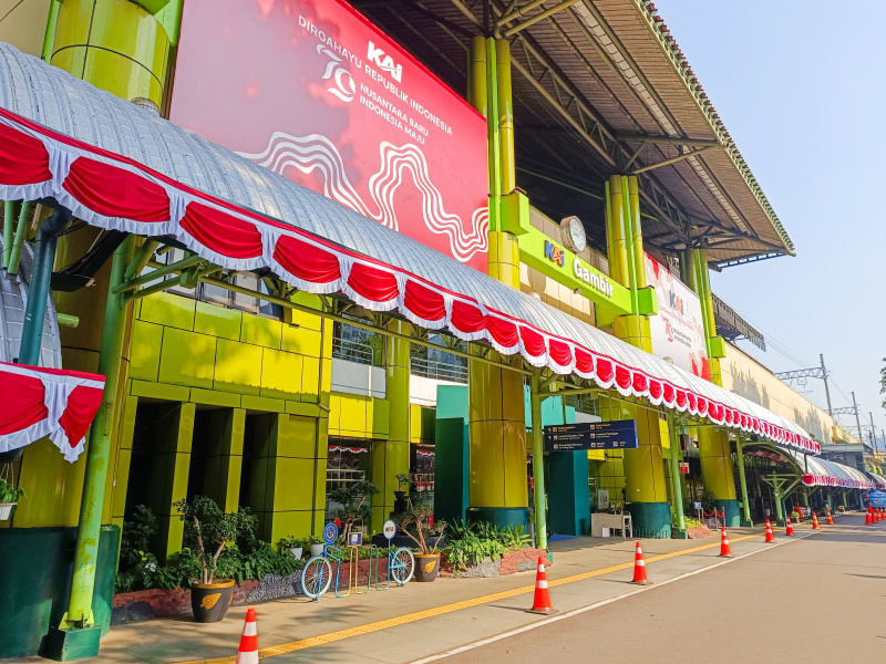 Stasiun Gambir menyambut HUT RI ke-79 berhias dengan ornamen-ornamen Payung, lampion merah putih (Ashar/SinPo.id)