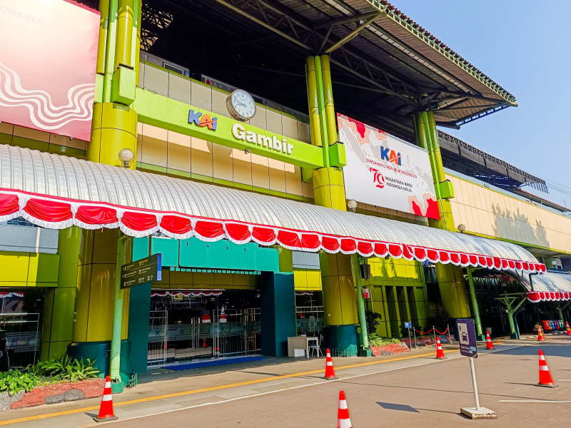 Stasiun Gambir menyambut HUT RI ke-79 berhias dengan ornamen-ornamen Payung, lampion merah putih (Ashar/SinPo.id)