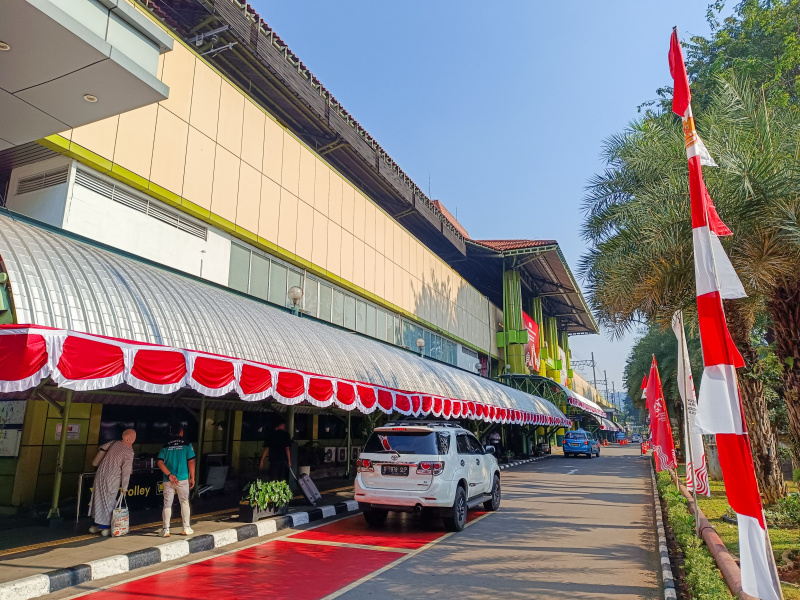 Stasiun Gambir menyambut HUT RI ke-79 berhias dengan ornamen-ornamen Payung, lampion merah putih (Ashar/SinPo.id)