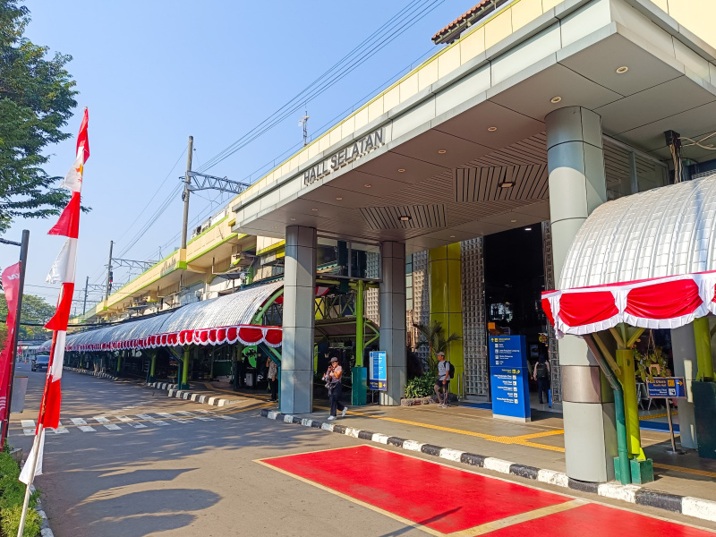 Stasiun Gambir menyambut HUT RI ke-79 berhias dengan ornamen-ornamen Payung, lampion merah putih (Ashar/SinPo.id)