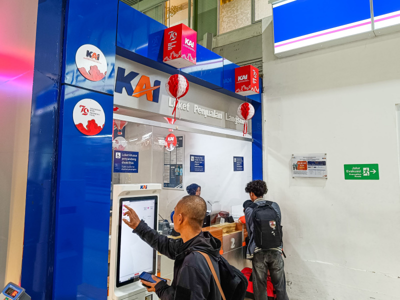 Stasiun Gambir menyambut HUT RI ke-79 berhias dengan ornamen-ornamen Payung, lampion merah putih (Ashar/SinPo.id)