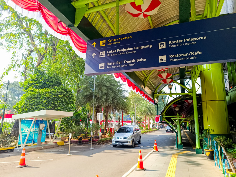 Stasiun Gambir menyambut HUT RI ke-79 berhias dengan ornamen-ornamen Payung, lampion merah putih (Ashar/SinPo.id)