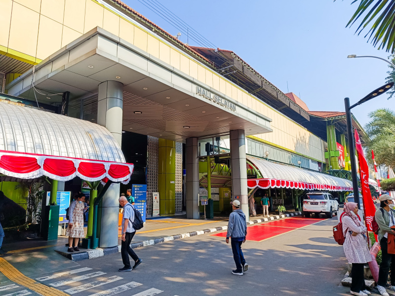 Stasiun Gambir menyambut HUT RI ke-79 berhias dengan ornamen-ornamen Payung, lampion merah putih (Ashar/SinPo.id)