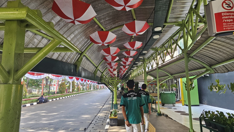 Stasiun Gambir menyambut HUT RI ke-79 berhias dengan ornamen-ornamen Payung, lampion merah putih (Ashar/SinPo.id)