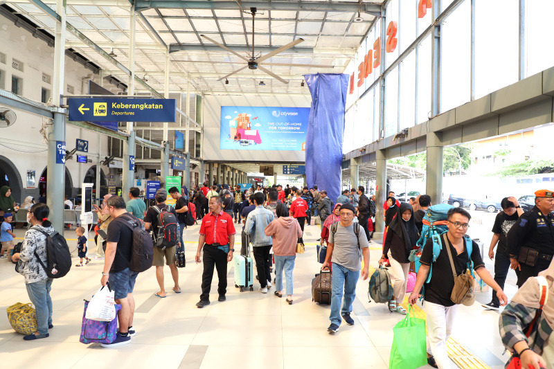 Jelang libur Hari Raya Idul Adha Stasiun Pasar Senen dipadati para penumpang (Ashar/SinPo.id)