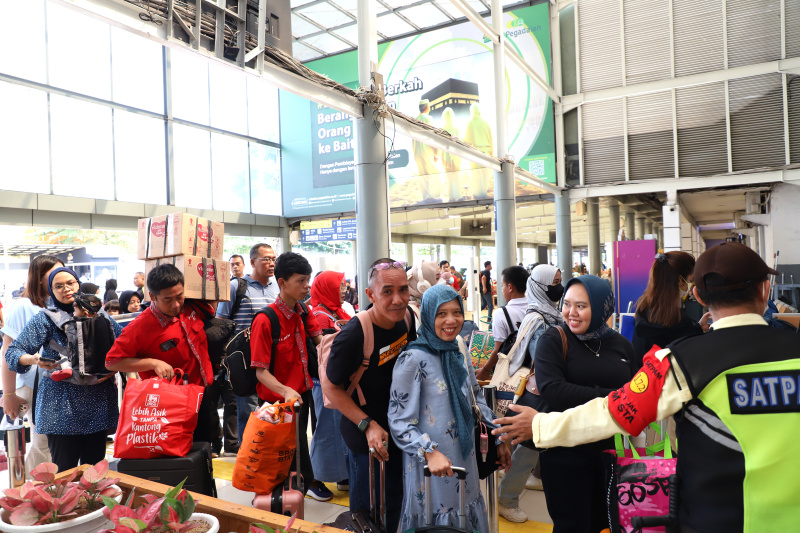 Jelang libur Hari Raya Idul Adha Stasiun Pasar Senen dipadati para penumpang (Ashar/SinPo.id)