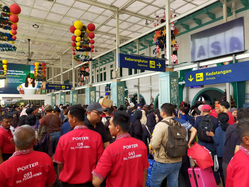 Stasiun Pasar Senen masih dipadati penumpang libur bersama Natal dan Tahun Baru (Ashar/SinPo.id)