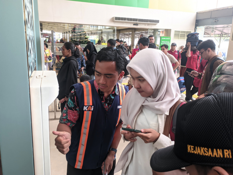 Stasiun Pasar Senen masih dipadati penumpang libur bersama Natal dan Tahun Baru (Ashar/SinPo.id)