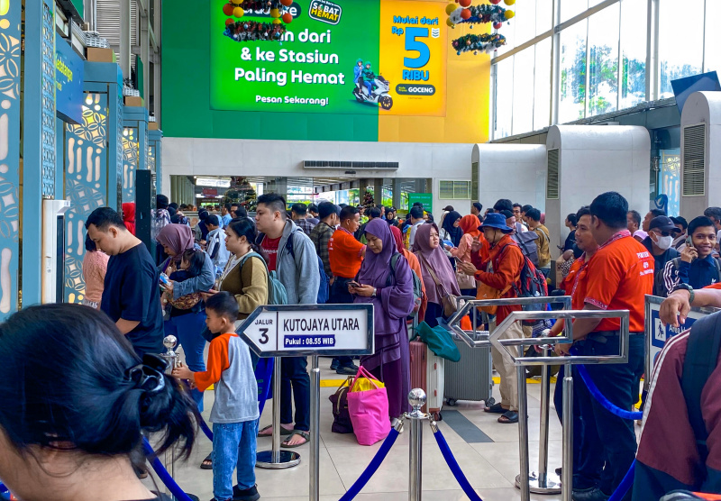 Stasiun Pasar Senen masih dipadati penumpang libur bersama Natal dan Tahun Baru (Ashar/SinPo.id)