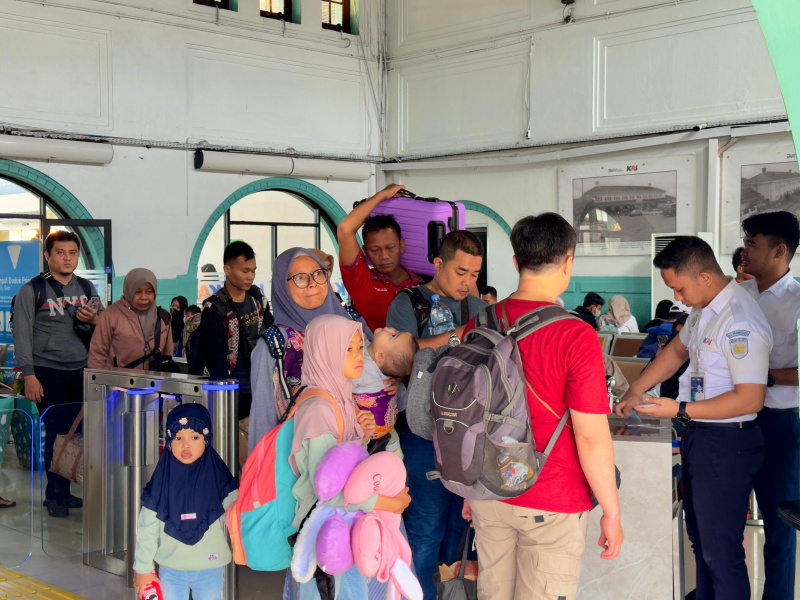 Stasiun Pasar Senen masih dipadati penumpang libur bersama Natal dan Tahun Baru (Ashar/SinPo.id)