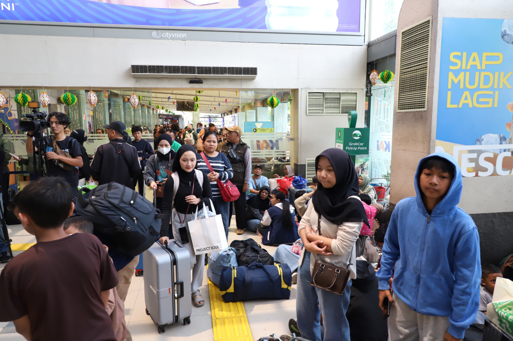 Terlihat pemudik mulai memadati Stasiun Pasar Senen untuk menuju kampung halaman dan berkumpul keluarga (Ashar/SinPo.id)