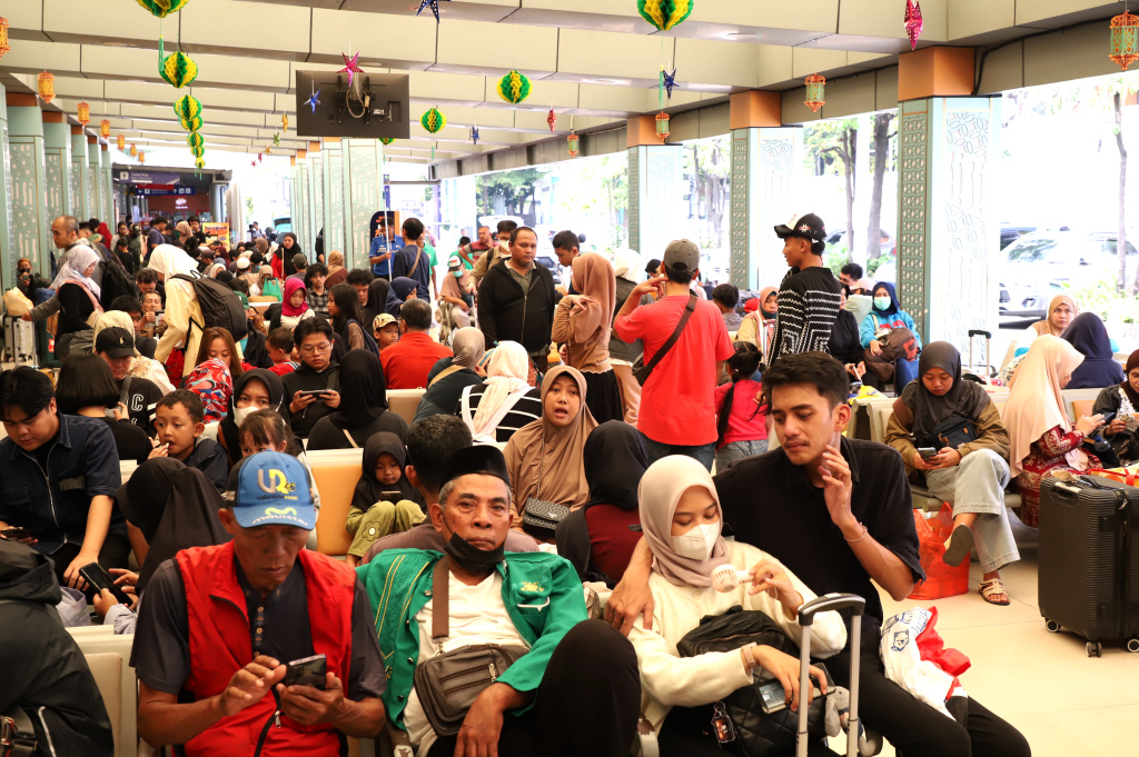 Terlihat pemudik mulai memadati Stasiun Pasar Senen untuk menuju kampung halaman dan berkumpul keluarga (Ashar/SinPo.id)
