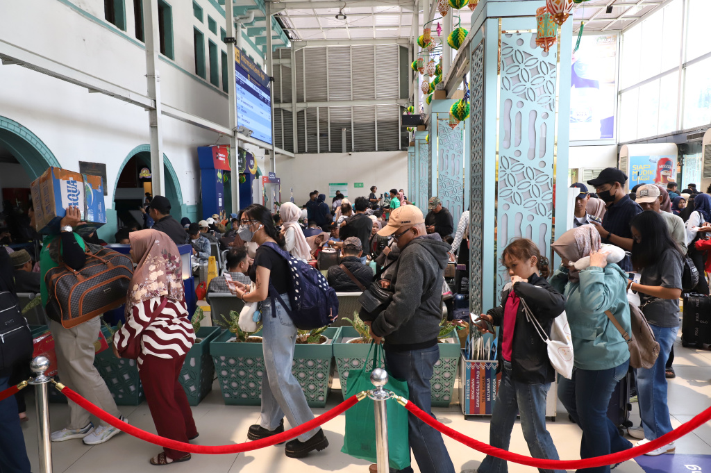 Terlihat pemudik mulai memadati Stasiun Pasar Senen untuk menuju kampung halaman dan berkumpul keluarga (Ashar/SinPo.id)