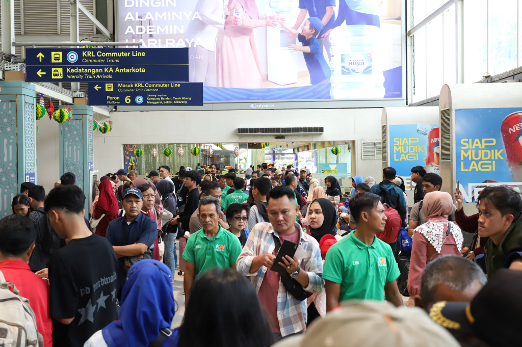 Terlihat pemudik mulai memadati Stasiun Pasar Senen untuk menuju kampung halaman dan berkumpul keluarga (Ashar/SinPo.id)