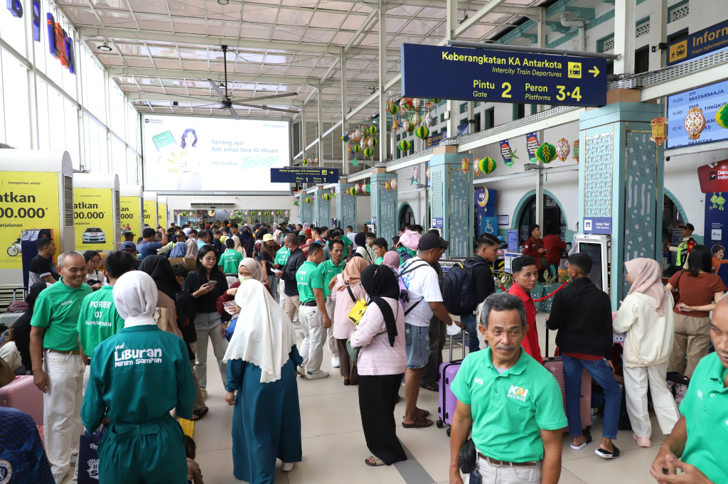 Terlihat pemudik mulai memadati Stasiun Pasar Senen untuk menuju kampung halaman dan berkumpul keluarga (Ashar/SinPo.id)