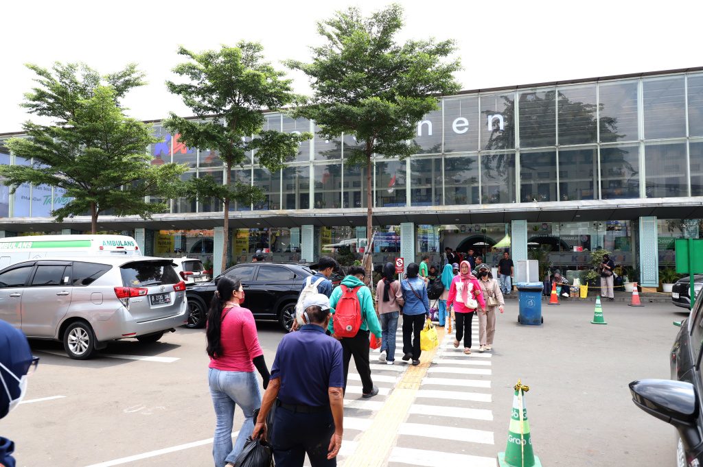 Terlihat pemudik mulai memadati Stasiun Pasar Senen untuk menuju kampung halaman dan berkumpul keluarga (Ashar/SinPo.id)