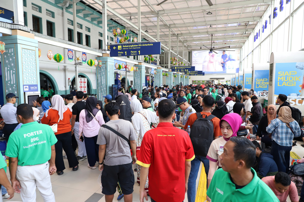 Terlihat pemudik mulai memadati Stasiun Pasar Senen untuk menuju kampung halaman dan berkumpul keluarga (Ashar/SinPo.id)