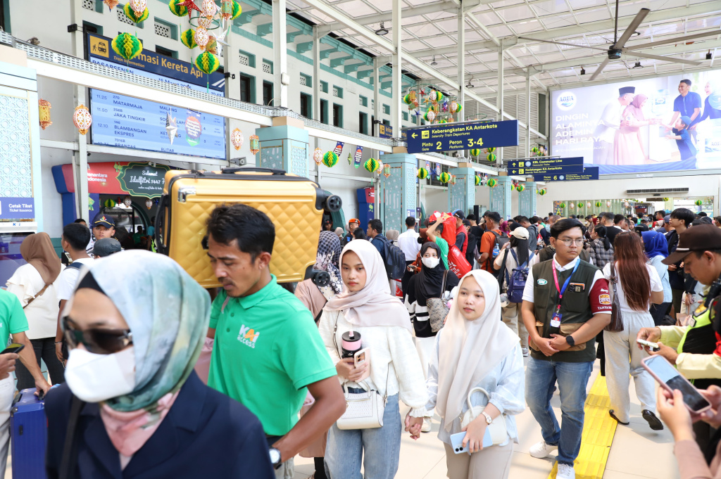 Terlihat pemudik mulai memadati Stasiun Pasar Senen untuk menuju kampung halaman dan berkumpul keluarga (Ashar/SinPo.id)