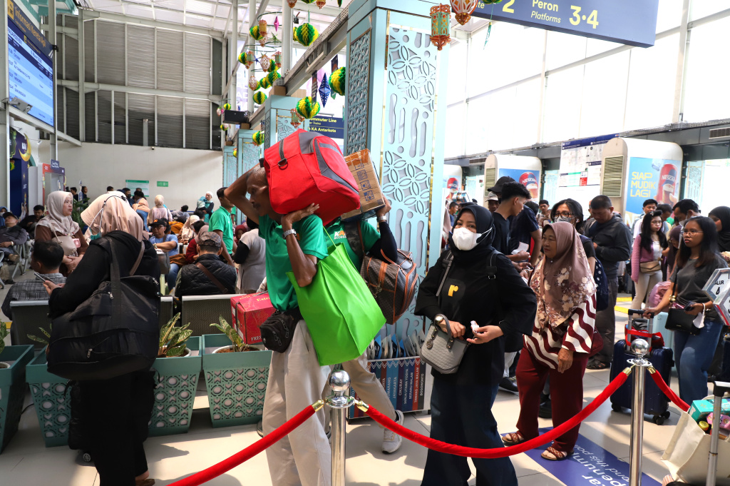 Terlihat pemudik mulai memadati Stasiun Pasar Senen untuk menuju kampung halaman dan berkumpul keluarga (Ashar/SinPo.id)