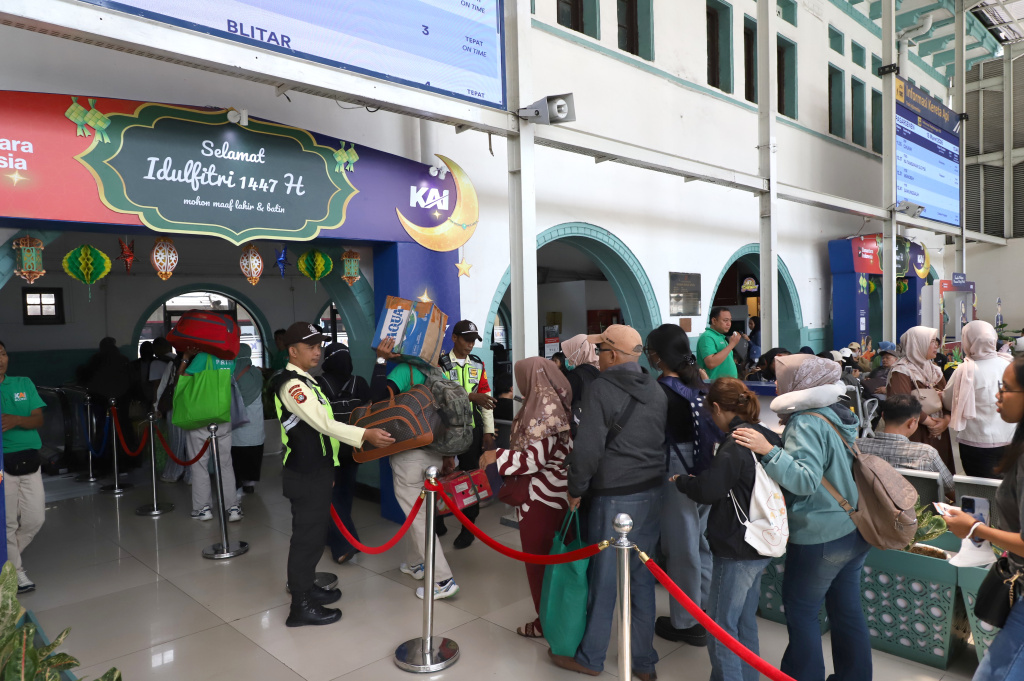 Terlihat pemudik mulai memadati Stasiun Pasar Senen untuk menuju kampung halaman dan berkumpul keluarga (Ashar/SinPo.id)