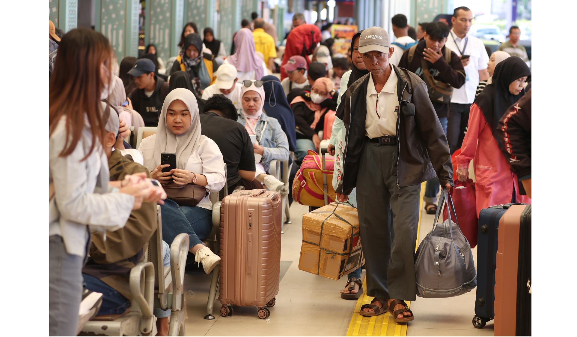 Suasana Stasiun Pasar Senen. (Agus Priatna/SinPo.id)