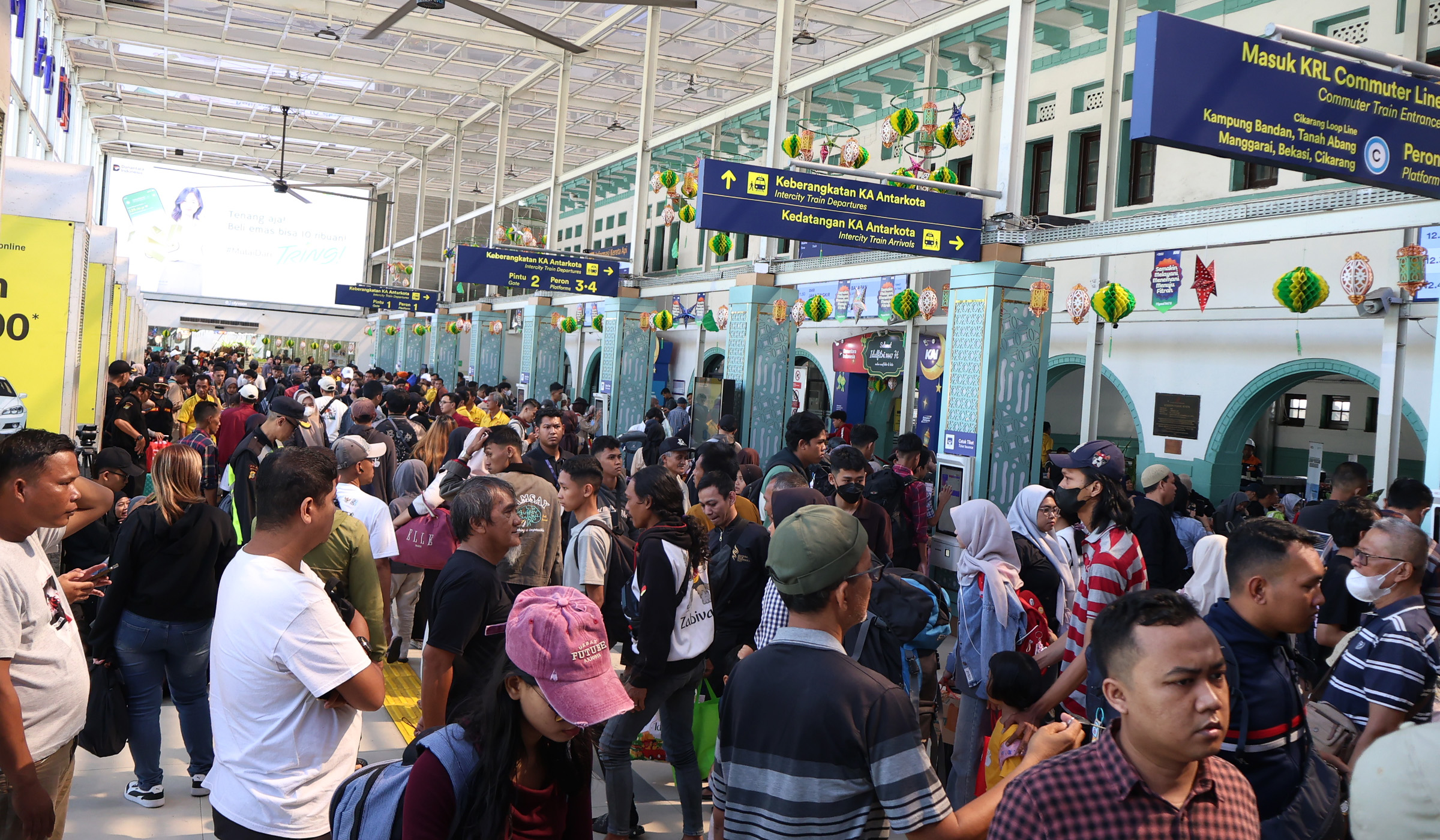 Suasana Stasiun Pasar Senen. (Agus Priatna/SinPo.id)