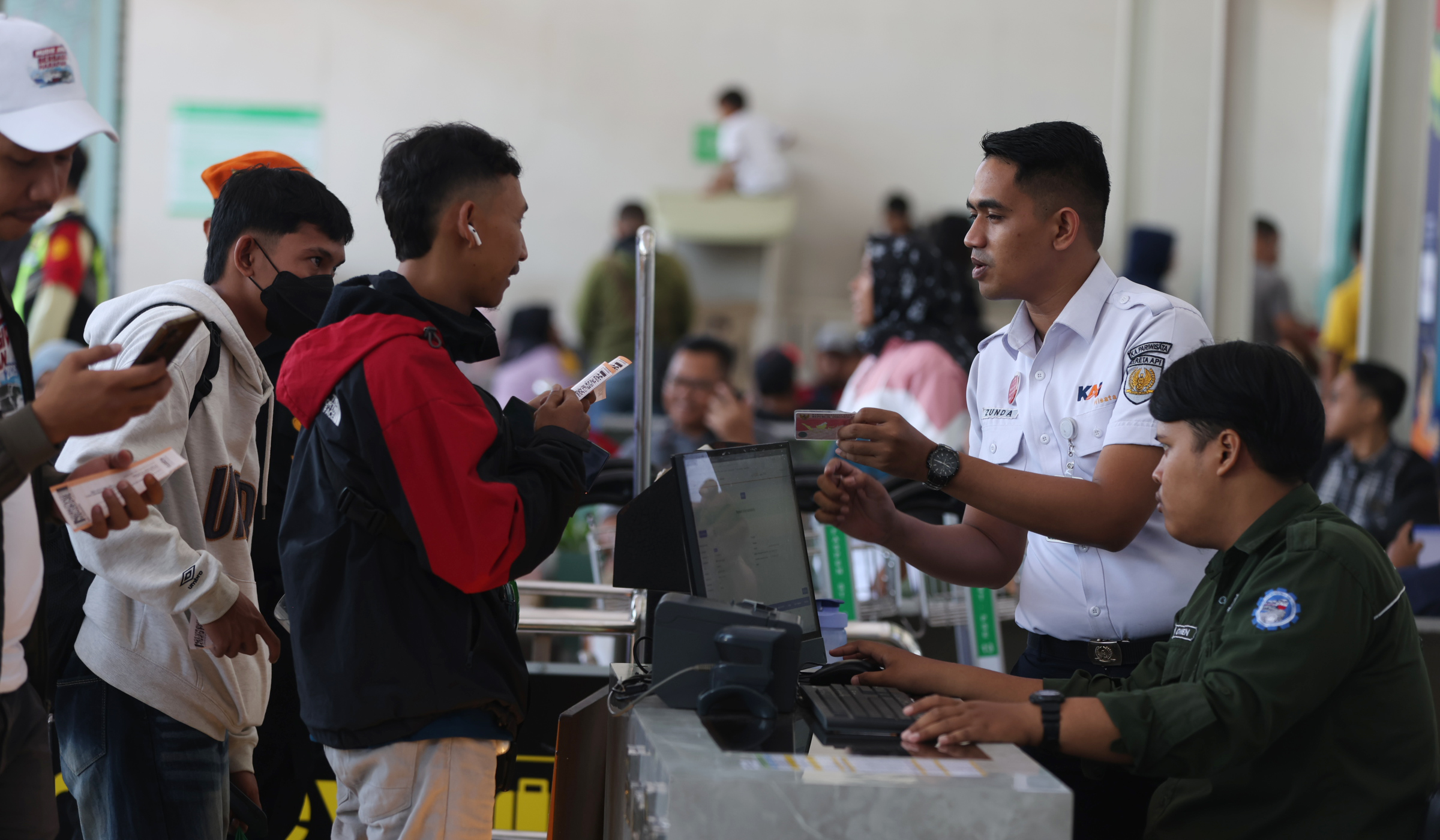 Suasana Stasiun Pasar Senen. (Agus Priatna/SinPo.id)