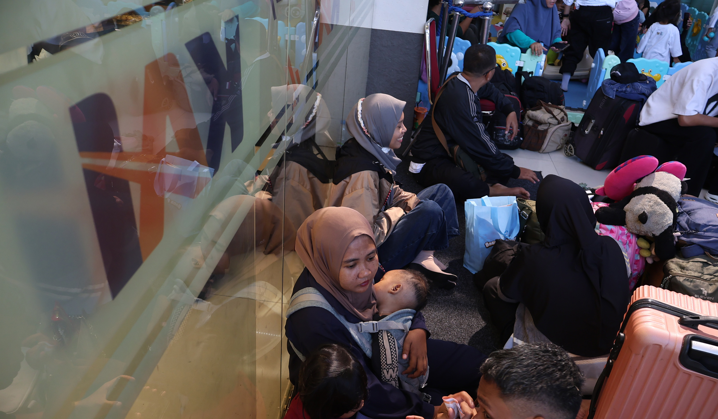Suasana Stasiun Pasar Senen. (Agus Priatna/SinPo.id)