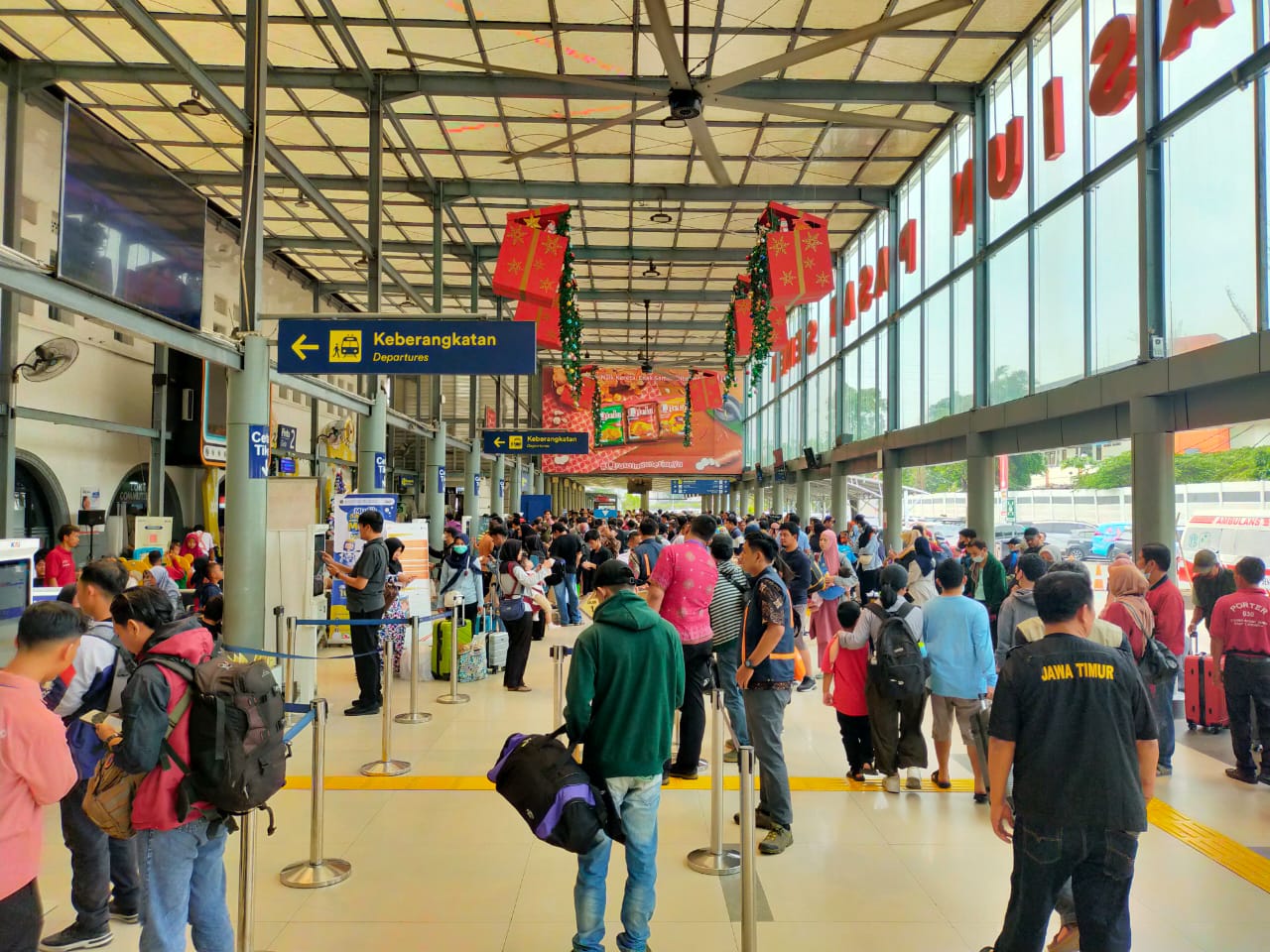 Stasiun Pasar Senen dipadati penumpang liburan Nataru (Ashar/SinPo.id)